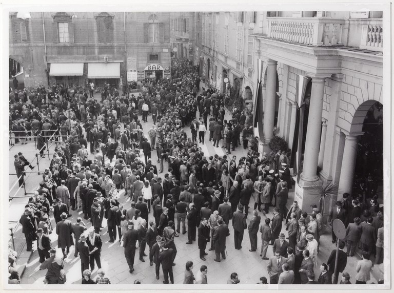 Gattatico-Reggio Emilia, 27-30 marzo 1970, Funerali di Alcide Cervi, folla di persone in Piazza Prampolini in attesa di entrare nella camera ardente ad omaggiare la salma di Papà Cervi